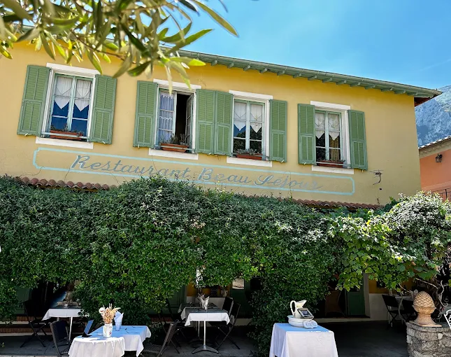 Terrasse et vue sur les collines depuis le restaurant Le Beauséjour, Gorbio