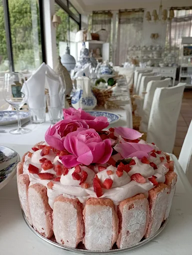 Table dressée avec soin dans un restaurant provençal