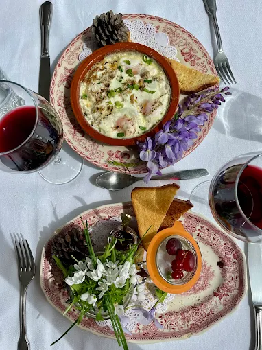 Salle du restaurant Le Beauséjour à Gorbio, décor romantique et vintage