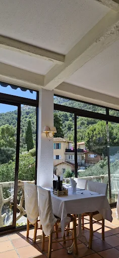 Intérieur chaleureux du restaurant Le Beauséjour, décor romantique