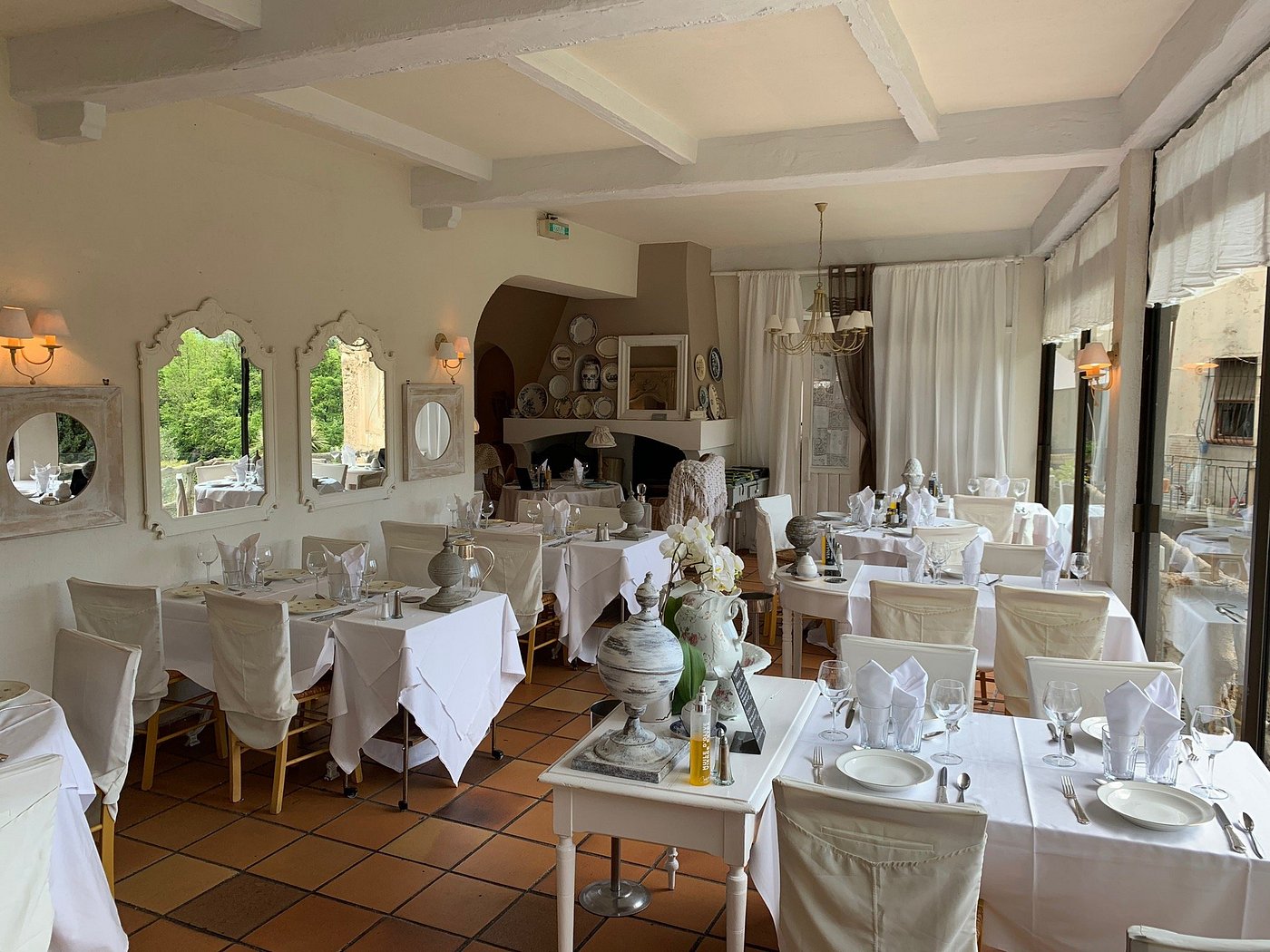 Salle du restaurant avec décor romantique et vintage